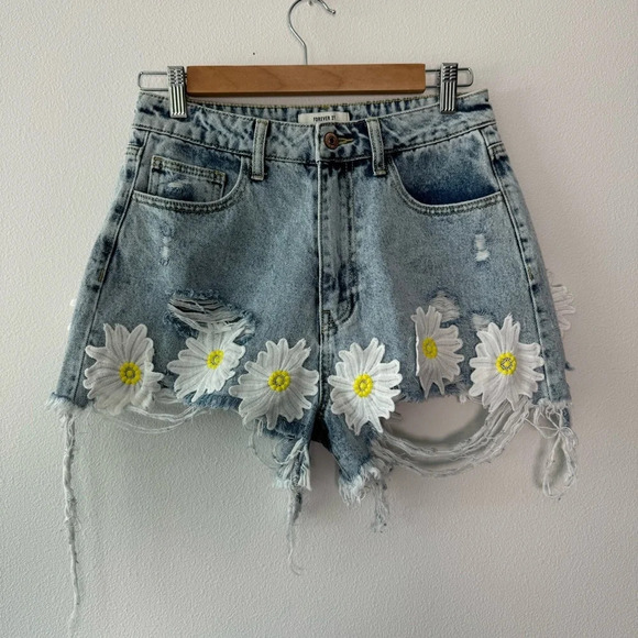 Forever 21 Daisy Shorts NWT - Picture 1 of 5